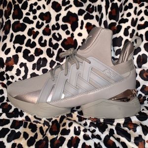 Women’s Pumas Size 7